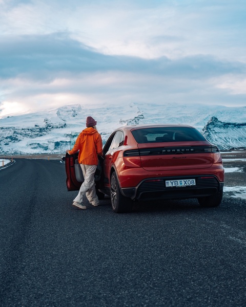 luxury suv, electric suv, sport vehicle, all wheel drive, performance car, brand awareness, lifestyle, outdoor, energetic, calm, red, blue, neutral